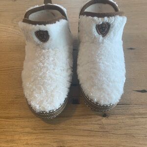Ariat Sherpa‎ Full Coverage Slippers Women’s XS (5-6) Ivory Preloved